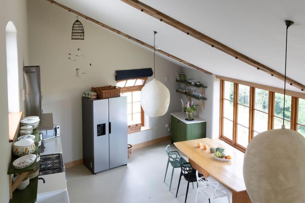 Fledgling Barn: Stunning New Coastal Holiday Home Kingsbridge  Esterno foto